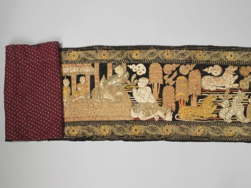 Wandkleed uit Burma met voorstelling van drie figuren op kussen, met aanbidders en dienaren, en met dieren
